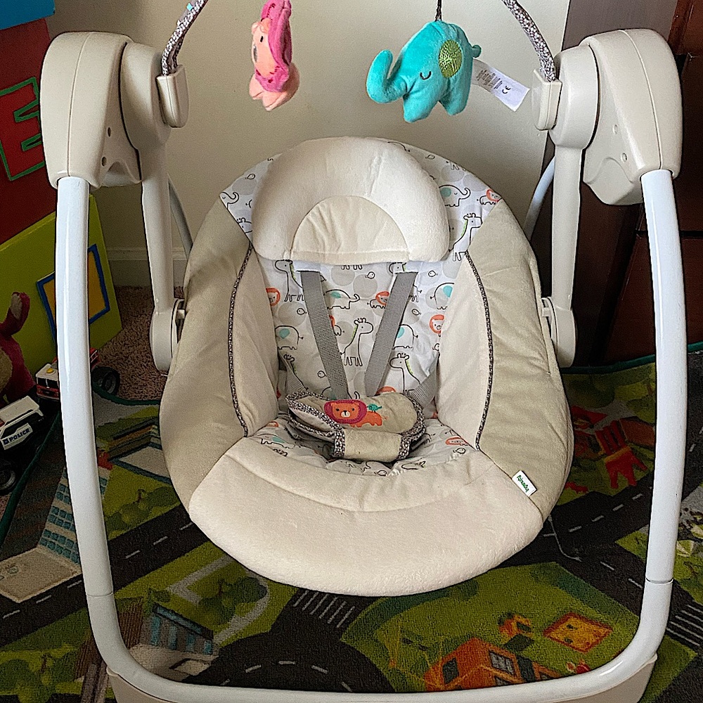 Ingenuity Soothe 'n Delight Compact Portable 6-Speed Plush Baby Swing with Music